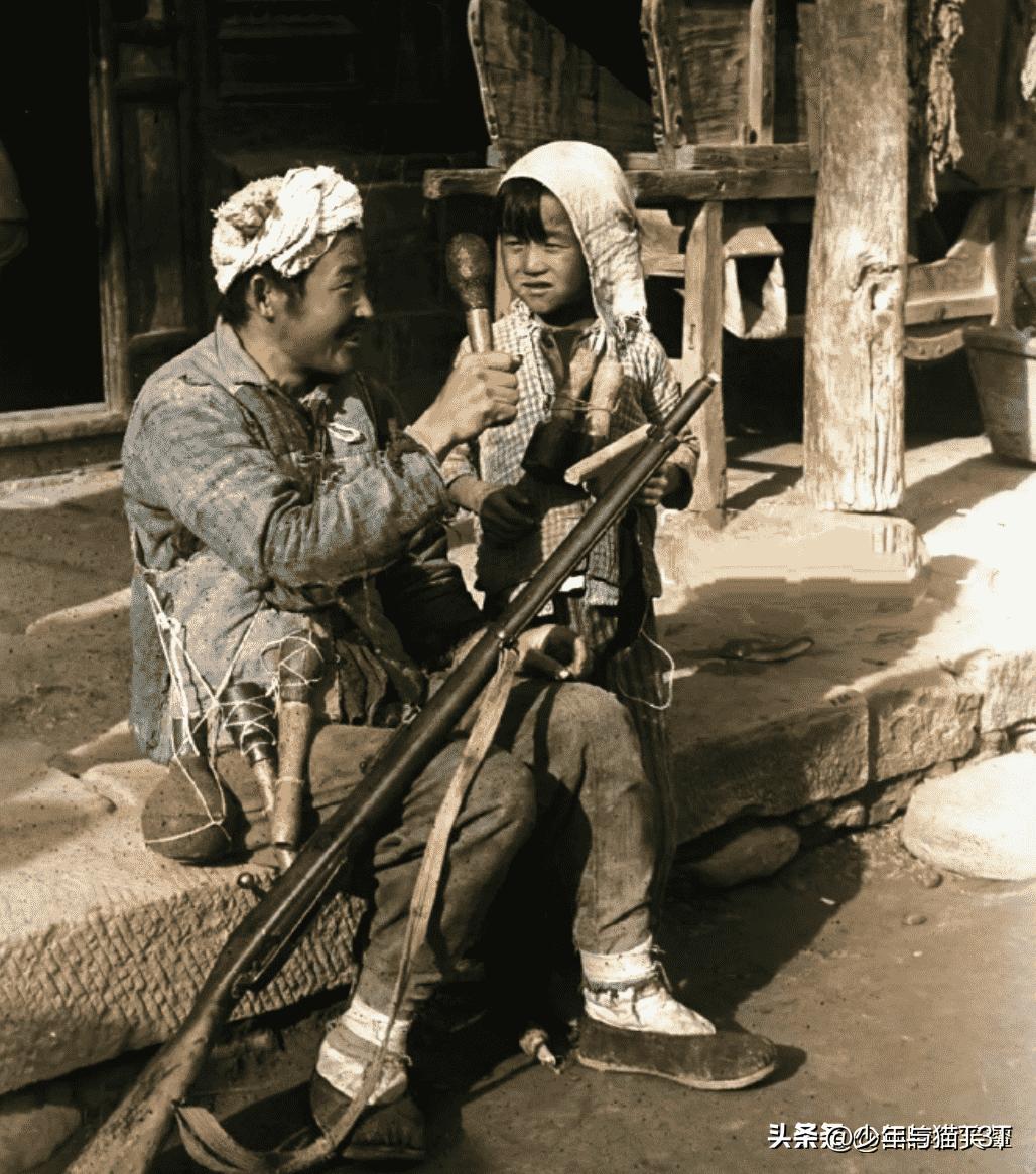 女纳粹的裤裆藏手榴弹,历史阴影下的离奇事件,女纳粹裤裆藏手榴弹,历史阴影下的离奇篇章