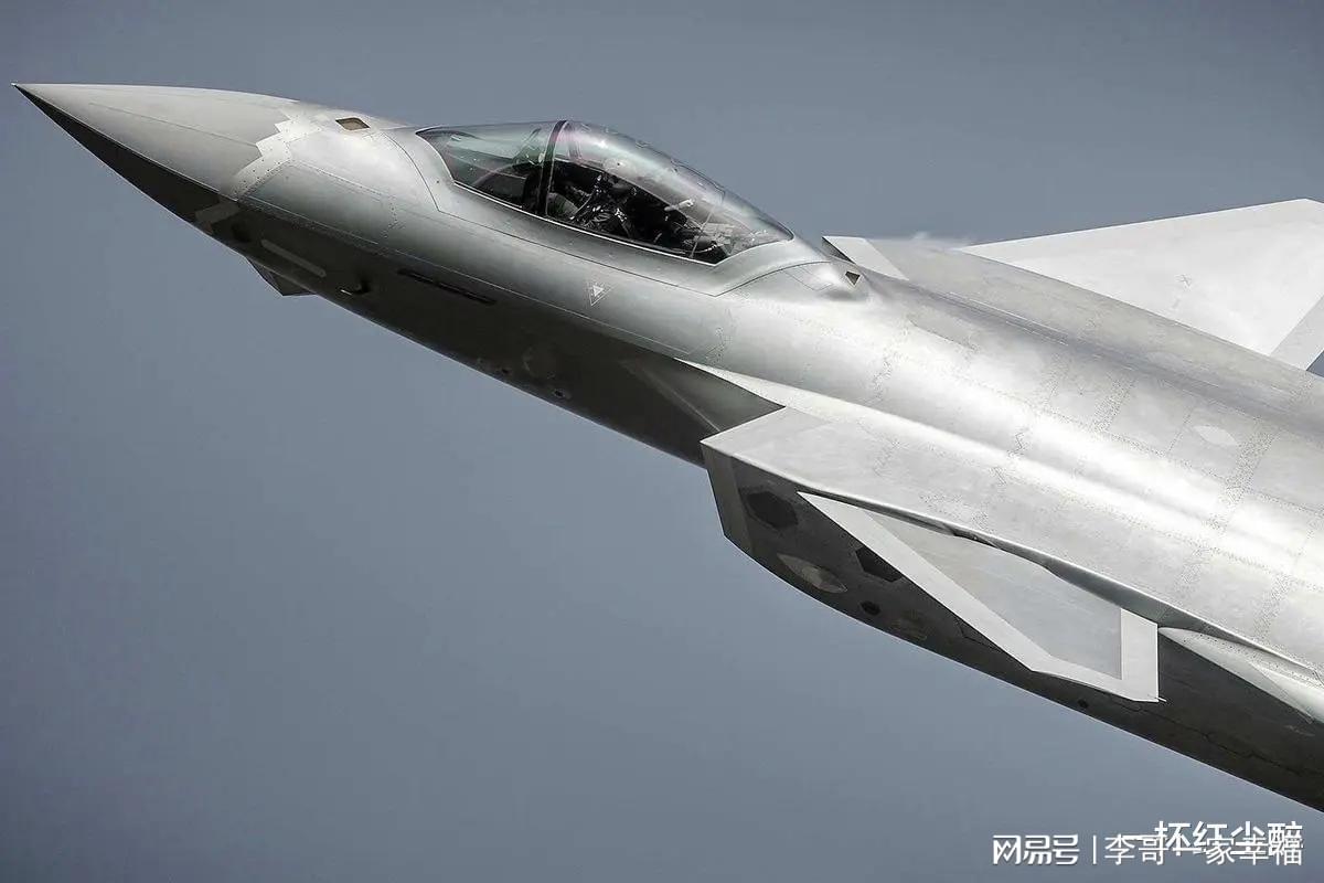 歼-20与F-22，究竟谁更先进？，歼-20与F-22，谁的技术更先进？