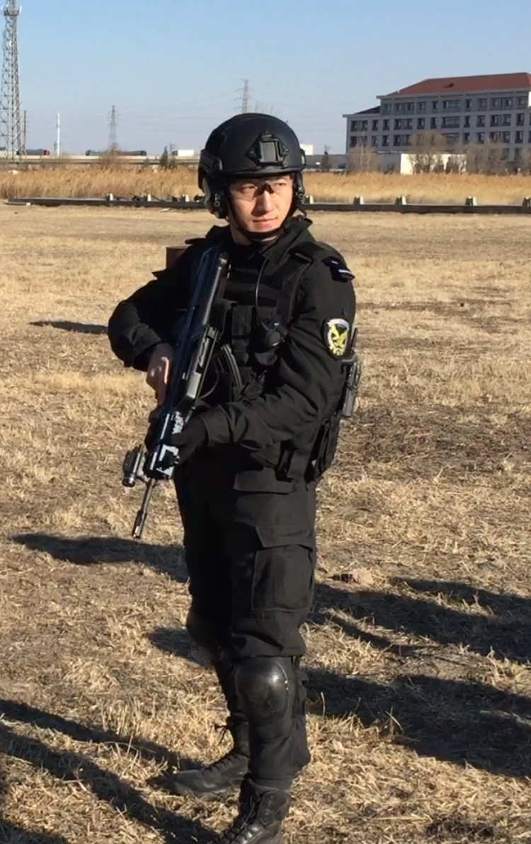 特警与军人的对比，能力、职责与专业的探讨，特警与军人，能力、职责与专业的深度对比探讨